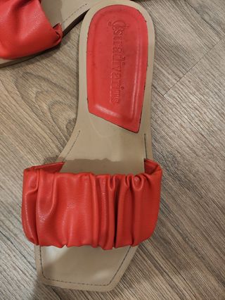 Chanclas planas naranjas