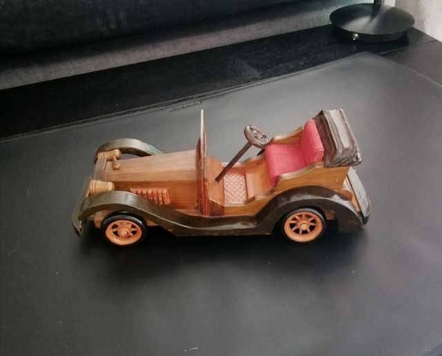 Coches de madera decoración, 13 y 10 euros