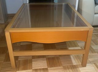 Mesa de centro con vitrina expositora.