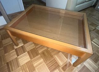 Mesa de centro con vitrina expositora.