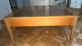 Mesa de centro con vitrina expositora.