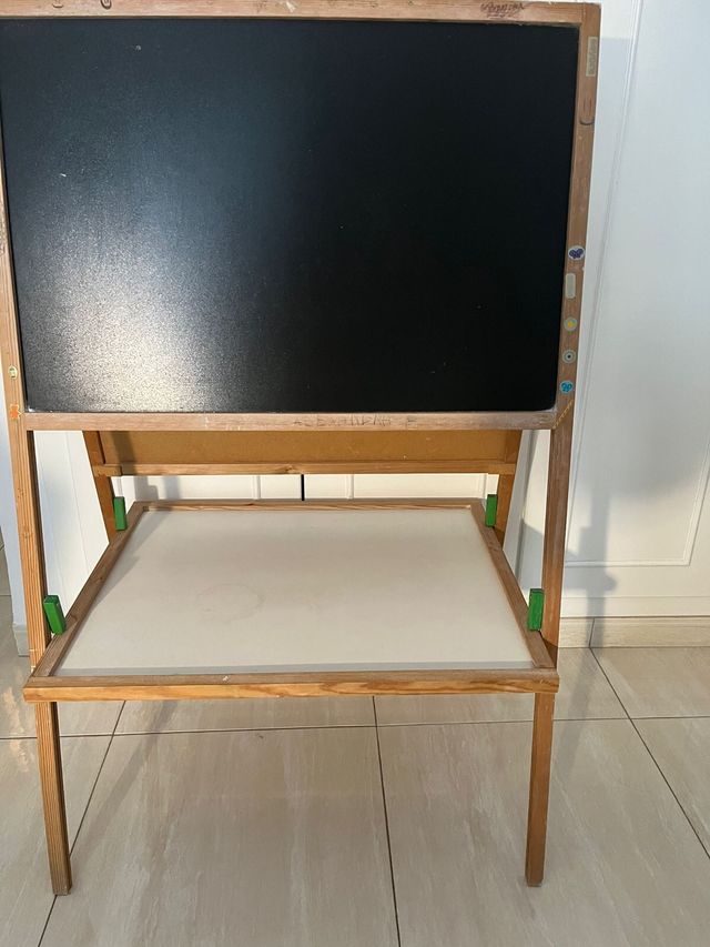 Pizarra de doble cara con bandeja