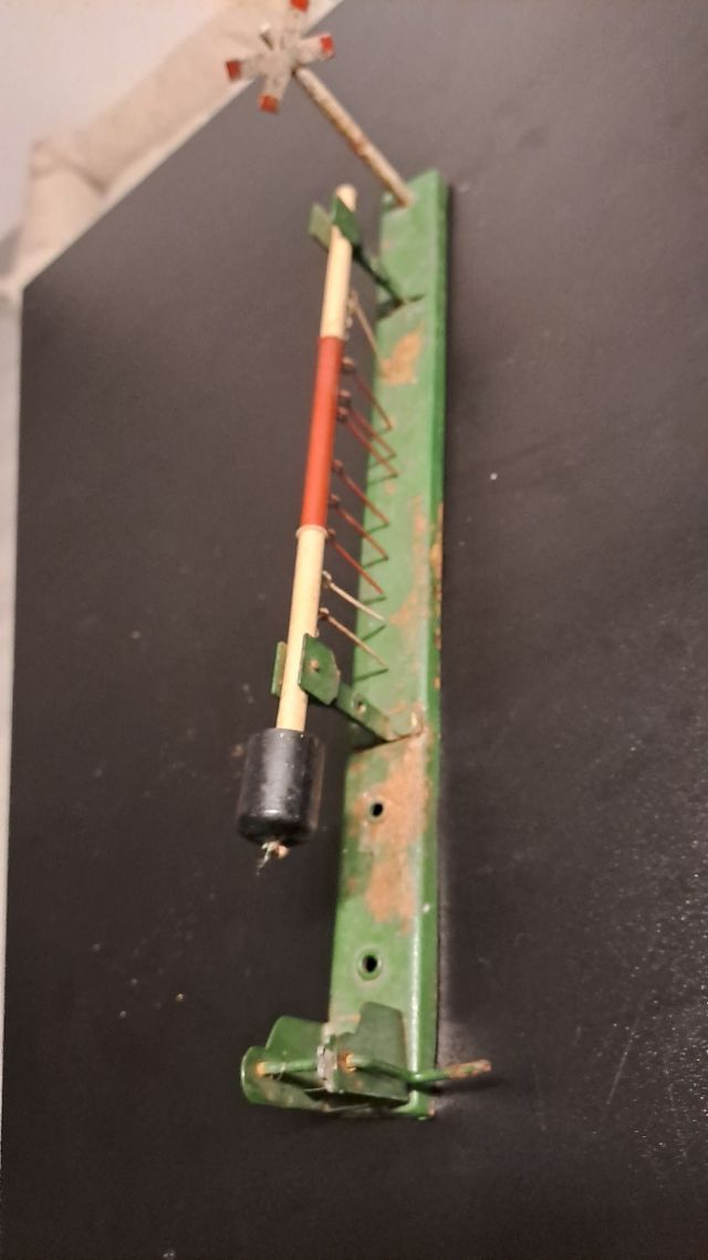 Barrera, paso a nivel de tren hojalata año 1940