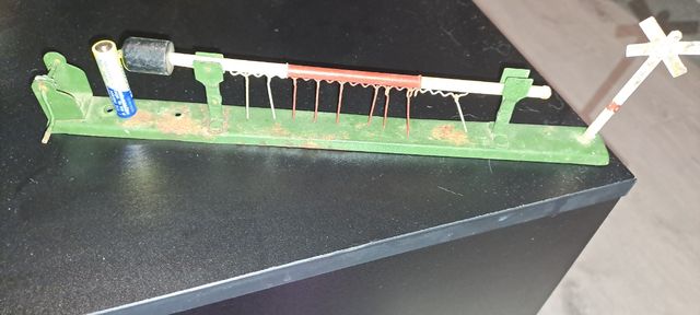 Barrera, paso a nivel de tren hojalata año 1940