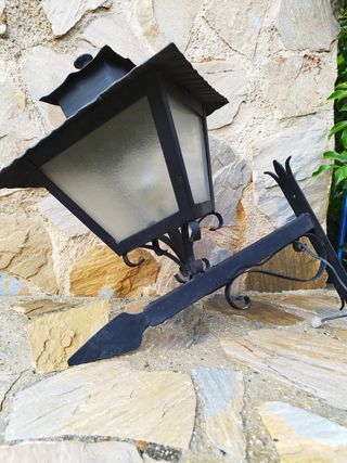 Farol de forja artesanal