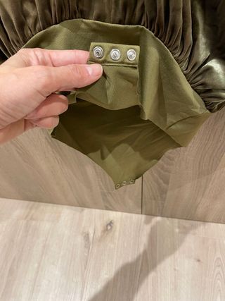 Body verde oliva tipo terciopelo de Zara