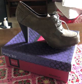 Zapatos elegantes de vestir.