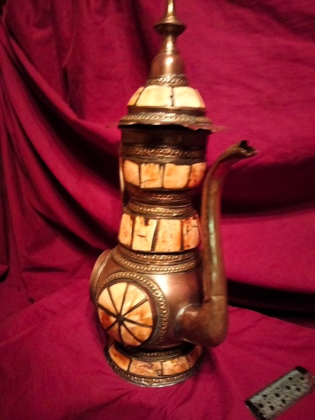 ANTIGUA CAFETERA EN BRONCE Y HUESO GRANDE