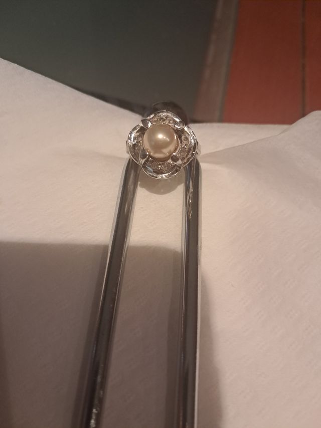 Anillo de plateado,perla y piedras