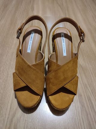 Sandalia marrón ante tacón suela esparto Pull&Bear