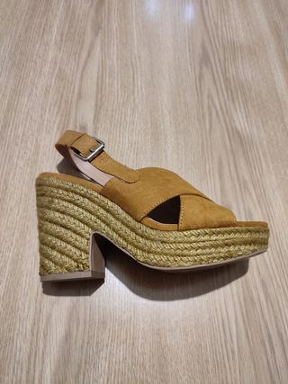 Sandalia marrón ante tacón suela esparto Pull&Bear