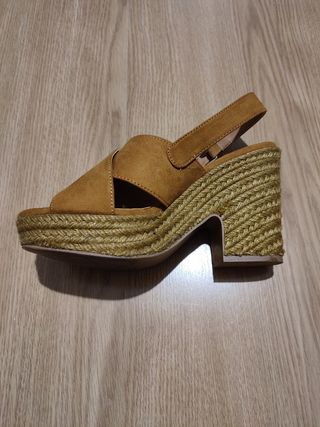 Sandalia marrón ante tacón suela esparto Pull&Bear
