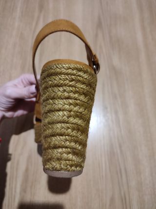 Sandalia marrón ante tacón suela esparto Pull&Bear