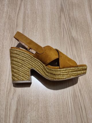 Sandalia marrón ante tacón suela esparto Pull&Bear