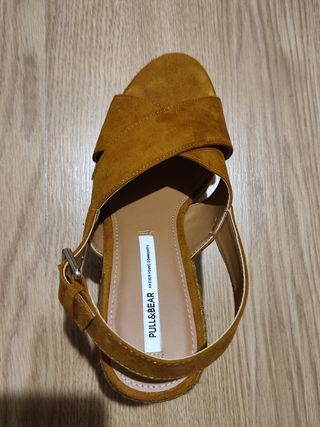 Sandalia marrón ante tacón suela esparto Pull&Bear