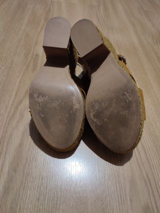 Sandalia marrón ante tacón suela esparto Pull&Bear