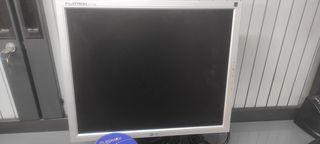 Monitor y teclado,ratón ,camara