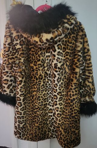 Chaquetón capucha animal print