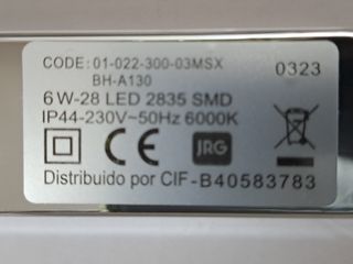 Foco sobre espejo baño
