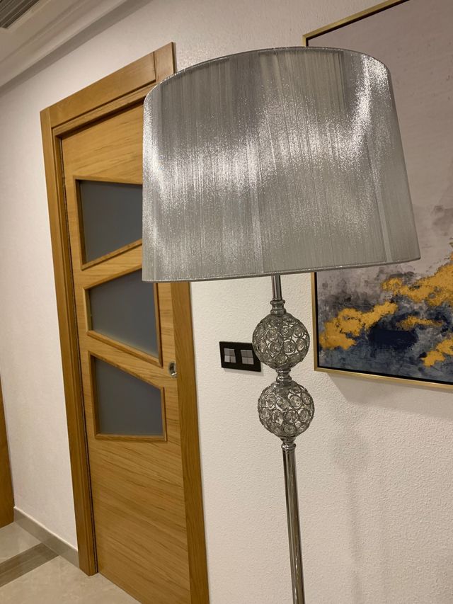 Lampara de pie y conjunto de portavelas