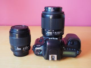 Cámara Nikon F50 con Objetivos 35-80mm y 80-200mm
