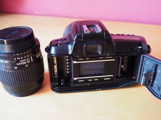 Cámara Nikon F50 con Objetivos 35-80mm y 80-200mm