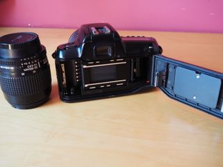 Cámara Nikon F50 con Objetivos 35-80mm y 80-200mm