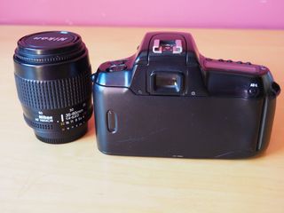 Cámara Nikon F50 con Objetivos 35-80mm y 80-200mm
