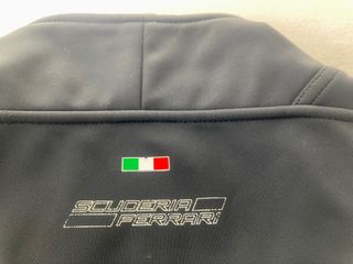 chaqueta Ferrari sofshell negra Castro Urdiales