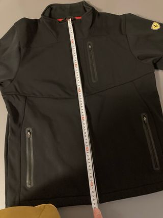 chaqueta Ferrari sofshell negra Castro Urdiales
