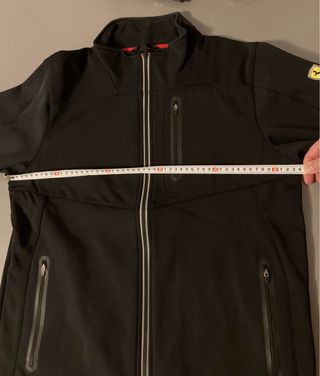 chaqueta Ferrari sofshell negra Castro Urdiales