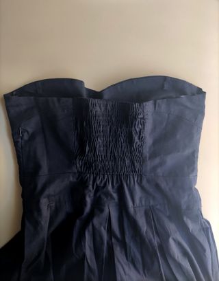 Vestido corto sin tirantes de Bershka