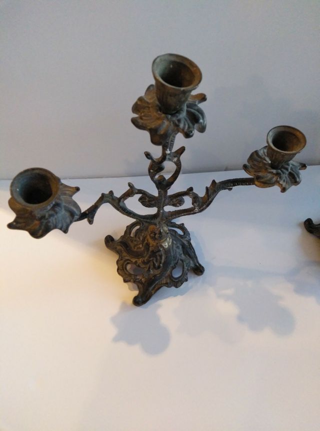 Pareja de candelabros de bronce