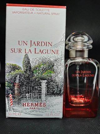 Bottiglie di profumo vuote