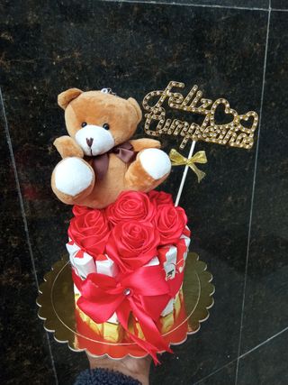 Tarta con chocolates kinder y Peluche