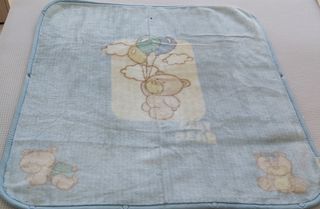 Saco de bebé convertible en manta.