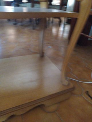 Mueble auxiliar de madera con ruedas.