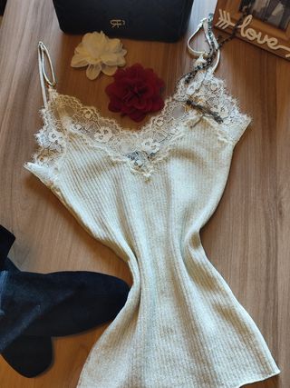 Camiseta de tirantes lencera "Studio F".