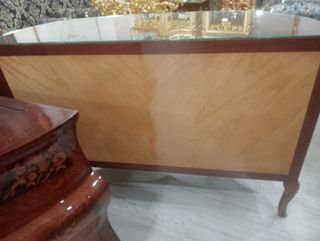 Aparador pintado al óleo con cristal