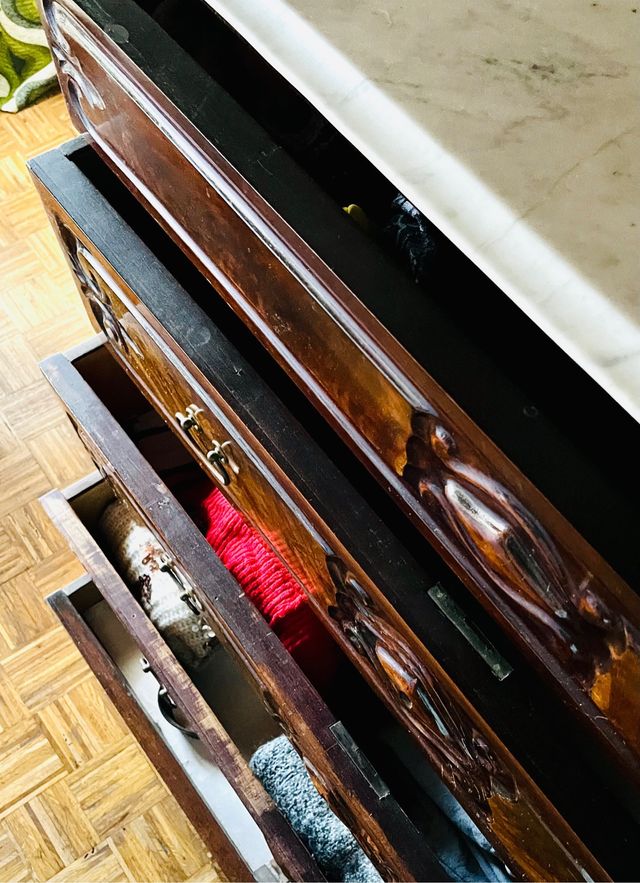 Antica cassettiera catalana in mogano e marmo del XIX secolo