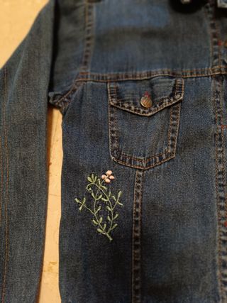 Preciosa cazadora vaquera bordada flores