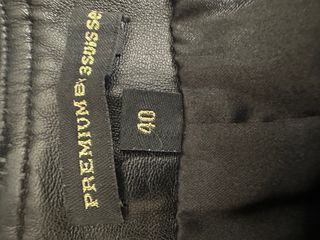 Falda de piel, color negro, talla 40, como nueva