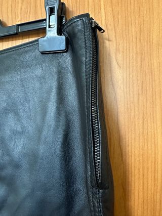 Falda de piel, color negro, talla 40, como nueva