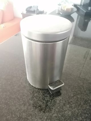 Papelera de metal