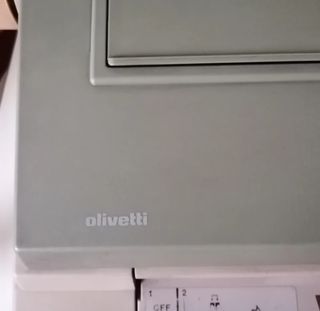 Máquina de escribir Olivetti eléctrica.