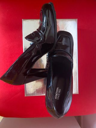 Zapatos de tacón de charol negros