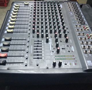 Mesa autoamplificada Yamaha EMX 2000