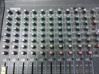 Mesa autoamplificada Yamaha EMX 2000