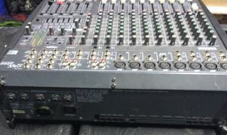 Mesa autoamplificada Yamaha EMX 2000