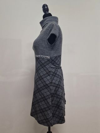 Vestido gris jaspeado con cuello vuelto